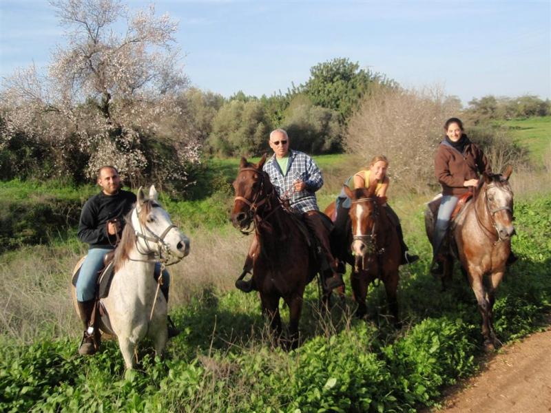 טיול רומנטי על סוסים בזוג – בן שמן